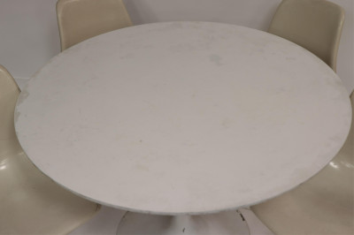 Eero Saarinen Style White Lacquer Table &amp; 4 Chairs