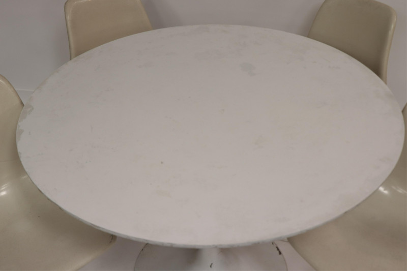 Eero Saarinen Style White Lacquer Table &amp; 4 Chairs