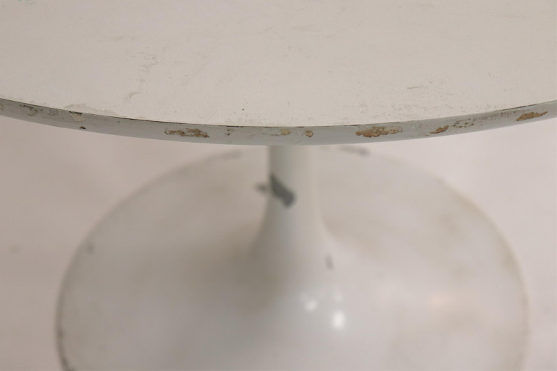 Eero Saarinen Style White Lacquer Table &amp; 4 Chairs