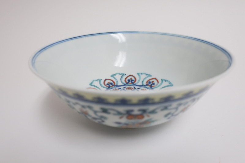 Duocai Floral Bowl with Yongzheng Mark