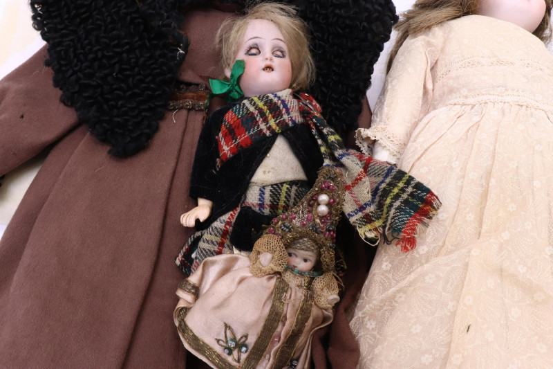 6 Dolls incl bisque head black doll