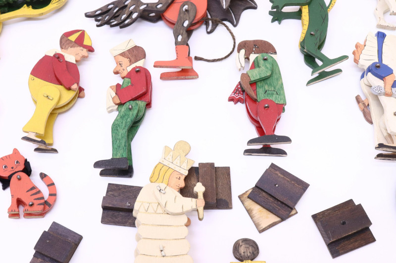 Box of Alice in Wonderland and other figures