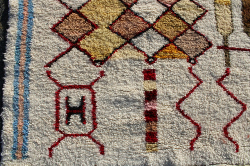 Tribal White Ground Wool Carpet 5&apos; x 8&apos;