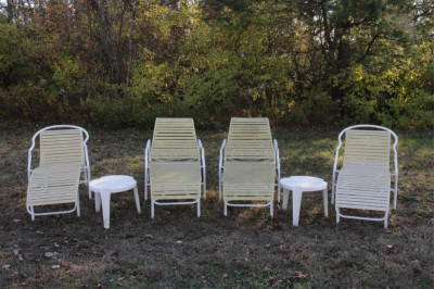 4 Chaise Longues &amp; 2 Sarl Grosfillex Side Tables